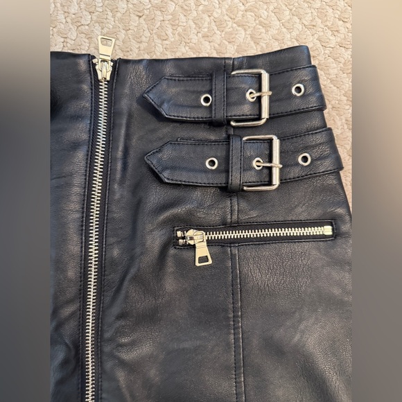 TOPSHOP Faux Leather Buckle Zip Miniskirt SIZE: 2 - Picture 7 of 13